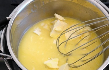 1. Этап. Яичница по-бенедиктински: 2. Мягкое сливочное масло порезать небольшими кусочками и отправить к желткам.