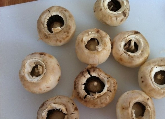 1. Этап. Шампиньоны, фаршированные овощами: 2. Грибы промойте и обсушите. Затем из них вырежьте ножку.