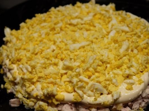 1. Этап. Салат с грибами, курицей: 6. Следующим слоем выложите яйца, предварительно натертые на терке.