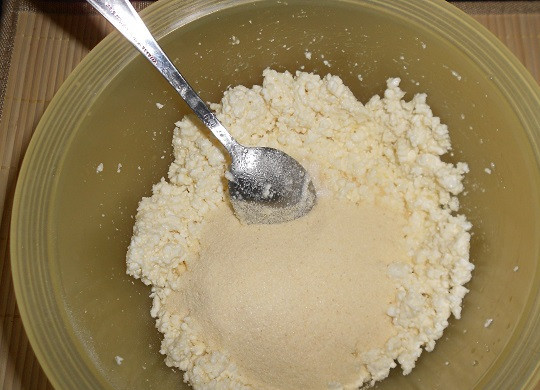 1. Этап. Манная запеканка в духовке: 3. Как следует перемешать творог до однородности и всыпать просеянную манную крупу.