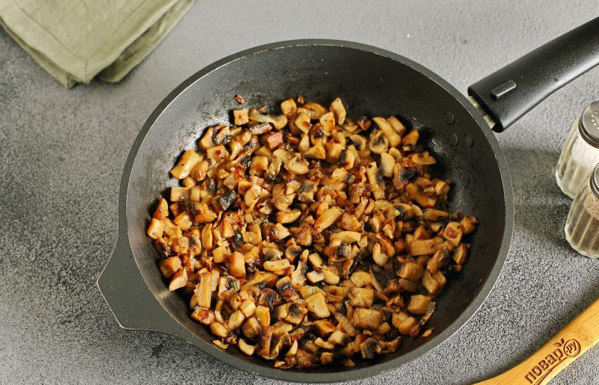 1. Этап. Салат с грибами жареными: Обжарьте все вместе до испарения жидкости. В конце добавьте соль по вкусу.