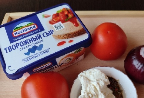 1. Этап. Помидоры в творожной заправке: Добавляем творожный сыр и тщательно перемешиваем вилкой.