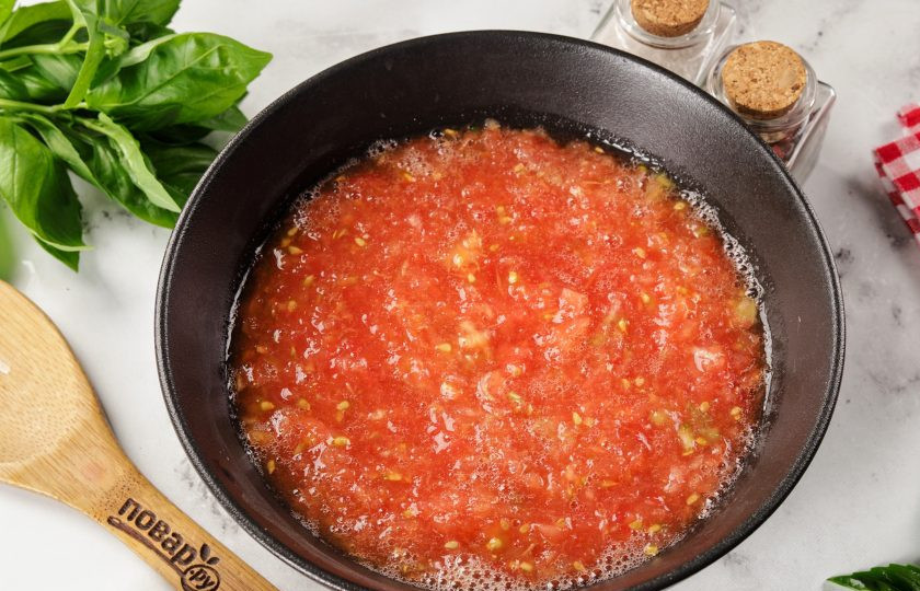 1. Этап. Томатные оладьи: Помидоры разрежьте пополам и натрите на тёрке, шкурку можете выбросить.