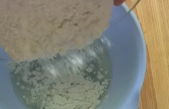 1. Этап. Пирожки Бомбочки без дрожжей: 2. Затем добавьте просеянную муку и хорошо перемешайте, чтобы не образовались комочки.