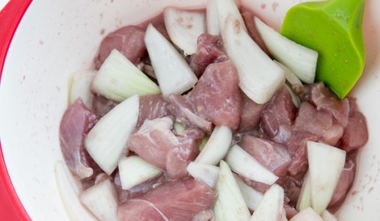 1. Этап. Маринад для шашлыков из свинины: 5. Все тщательно перемешайте и оставьте мариноваться. Я предпочитаю оставлять на ночь.