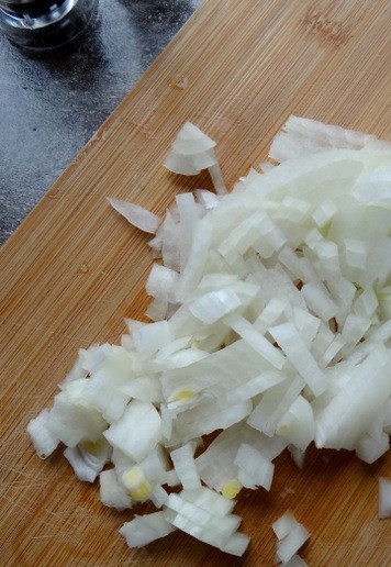 1. Этап. Булочки с грибами под сырной глазурью: Лук мелко нарезать.