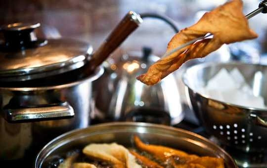 1. Этап. Рецепт Хвороста (классический без молока): 10. Жарьте до румяности. Процесс очень быстрый. Как только 