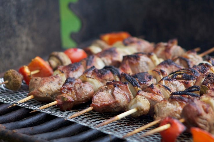 1. Этап. Мягкий шашлык из говядины: 7. Готовьте шашлыки 20-30 минут на жару.