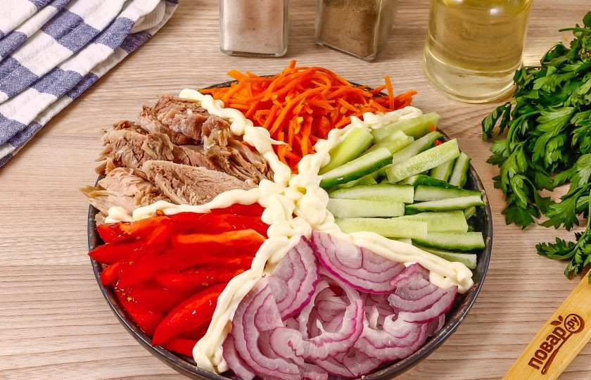1. Этап. Салат кучками с корейской морковкой: Разделите каждую кучку майонезом, выдавливая его из пакета. В центр выложите майонеза чуть больше. Посолите нарезку мяса, помидоров и огурцов.