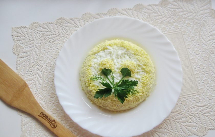 1. Этап. Салат с консервированной горбушей и грибами: Украсьте салат. Из петрушки, укропа и желтков я сделала цветочки. Можно просто верх салата посыпать зеленью.