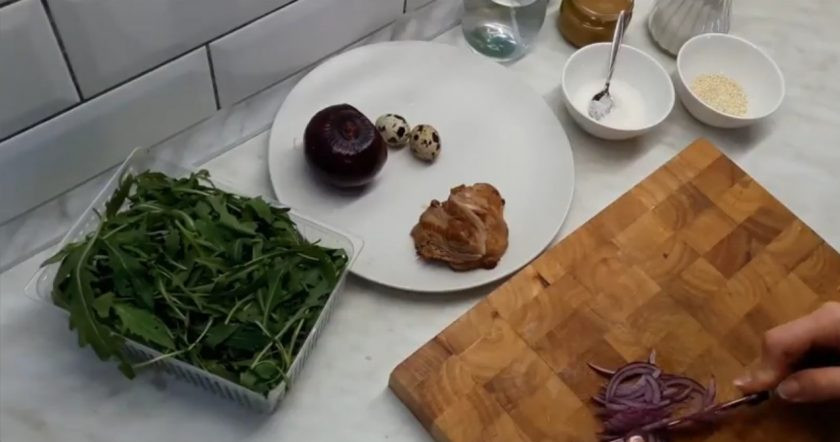 1. Этап. Вкусный салат с грушами и мясом: 2. Синий лук нарежьте на тонкие полоски, посыпьте сахаром, сбрызните уксусом и немного пожмите его. Дайте ему замариноваться. Отварите перепелиные яйца, очистите их.