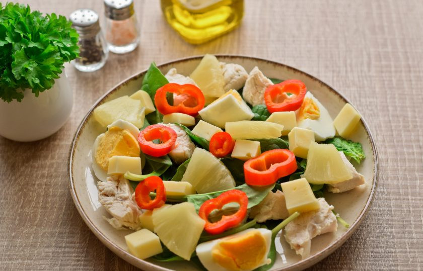 1. Этап. Салат Модница: Нарежьте сладкий перец кольцами и добавьте ко всем ингредиентам. Сбрызните салат оливковым маслом, перед подачей полейте бальзамическим крем соусом. Не забудьте приправить все щепоткой соли.