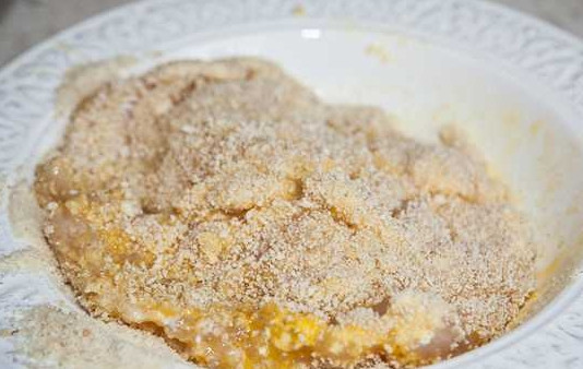 1. Этап. Кляр для куриного филе: 6. После со всех сторон обваляйте в панировочных сухарях.