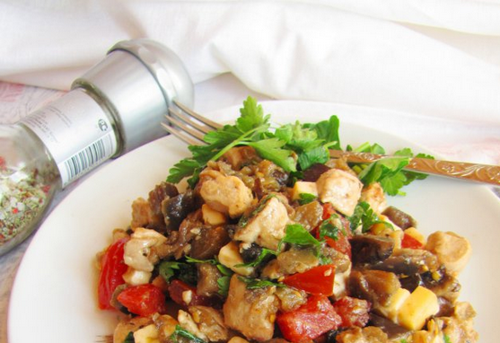 1. Этап. Салат Ожидание: 3. Ждем, пока горячие ингредиенты немного остынут, добавим сыр, помидор, теперь всё хорошо перемешаем. Добавим заправку (у меня - соевый соус и масло) — и можно тёплым подавать!