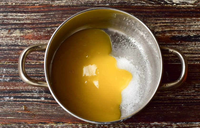 1. Этап. Чак-чак, который тает во рту: В ковшике соедините мед и сахар. На огне проварите массу в течение 1 минуты.