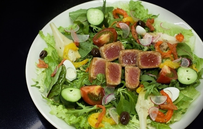 1. Этап. Салат со свежим тунцом: Потом добавьте кусочки тунца, маслины, немного листьев салата (по желанию). Еще можете полить заправкой из тунца.