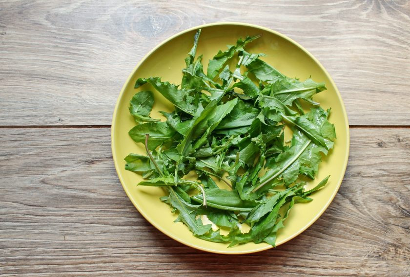 1. Этап. Салат из одуванчиков по-китайски: Листья одуванчика обсушите и выложите в миску.