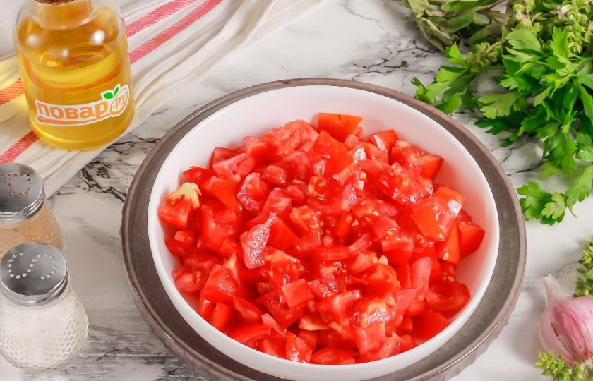 1. Этап. Куриные ножки по-веронски: В это время промойте помидоры и вырежьте из них зеленые сердцевинки. Нарежьте мелкими кубиками.