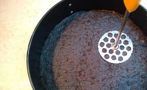 1. Этап. Чизкейк без выпечки из печенья: Утрамбуйте печенье в форме, равномерным слоем.