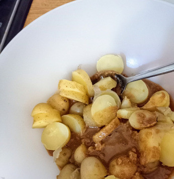 1. Этап. Острый картофельный салат с арахисовым маслом: Влить заправку. Перемешать картофель с заправкой до полного покрытия.