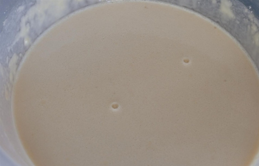 1. Этап. Вафли в электровафельнице: Взбейте яйца с солью. Продолжайте взбивать венчиком и постепенно добавляйте муку и молоко (не всё сразу). В итоге у вас получится жидкой однородное тесто,)