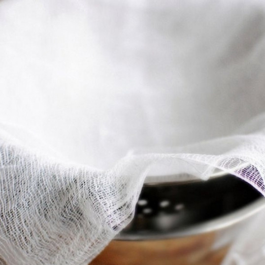 1. Этап. Рикотта с лимоном и базиликом: Берем сито или дуршлаг, покрываем его марлей и ставим в очень глубокую миску.