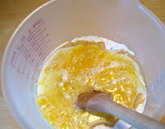 1. Этап. Тесто на вафли в вафельнице: 3. Растопите сливочное масло, остудите его и отправьте к взбитым желткам. К сухим ингредиентам влейте молоко, добавьте желтки с маслом.