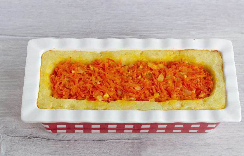 1. Этап. Картофельно-морковная запеканка с брокколи: После того, как запеканка будет готова, дайте ей отдохнуть 5 минут, накройте блюдом и переверните. Можно подавать к столу!