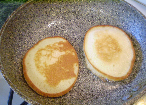 1. Этап. Оладьи на кислом кефире: Жарим с обоих сторон до румяной корочки.