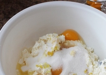 1. Этап. Вкусная запеканка из творога с манкой: 2. Приступайте к подготовке теста. Творог разотрите с солью, сахаром и ванилью (добавленной на кончике ножа). Вбейте яйцо, добавьте сметану (можно жирные сливки). Все тщательно перемешайте погружным блендером или миксером до полной однородности.