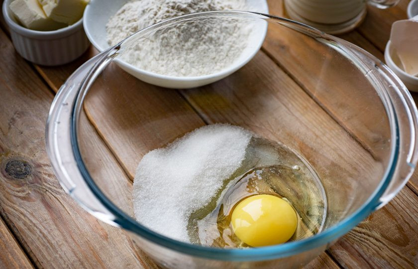 1. Этап. Венские вафли на кефире: В миску вбейте яйцо и добавьте сахар. Взбивайте эти ингредиенты миксером примерно 20-30 секунд.