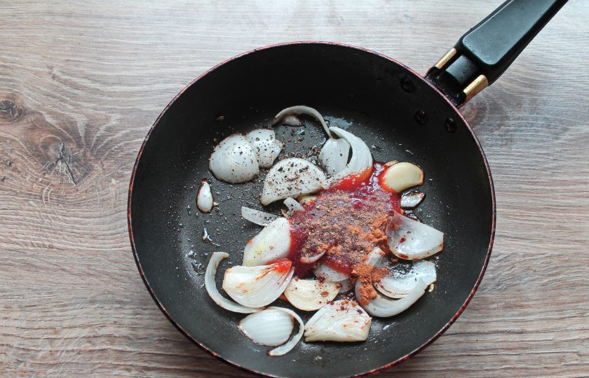 1. Этап. Шоколадный соус к мясу: Всыпьте все специи, перемешайте и обжаривайте в течение 2 минут.