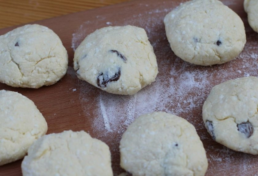 1. Этап. Сырники из творога с изюмом: 5. Формируем одинакового размера сырники, обваливаем их в муке и отправляем на сковороду.