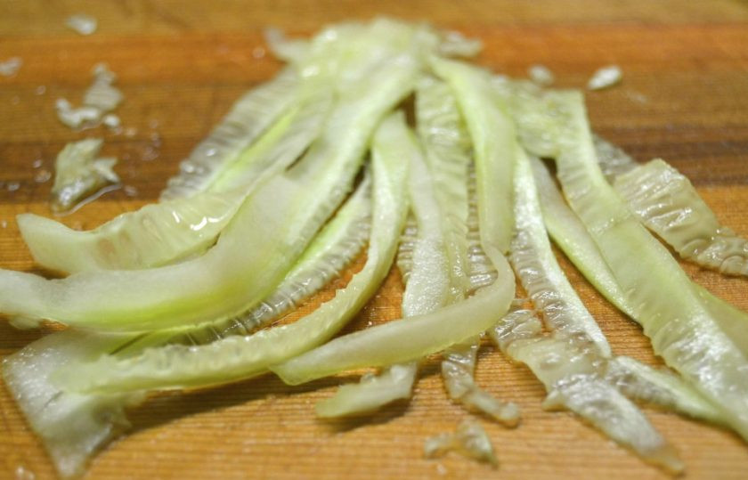 1. Этап. Диетический салат из моркови и огурца: 3. Затем разрежьте ломтики пополам.