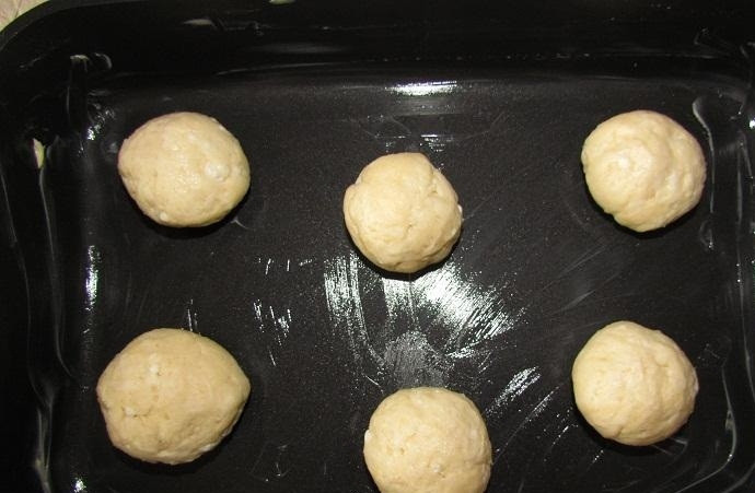 1. Этап. Быстрые творожные булочки: 6. Смазываем противень маслом, кладем на него шарики, можно использовать пергамент.