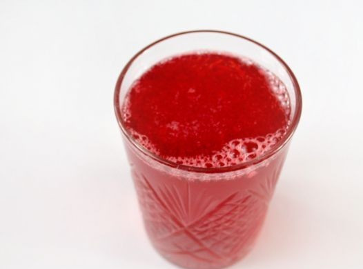 1. Этап. Конфитюр из смородины: Теперь нам необходимо выжать сок из ягод. Можно, конечно же, и в ручную, но будет много мороки, поэтому я пользуюсь соковыжималкой.