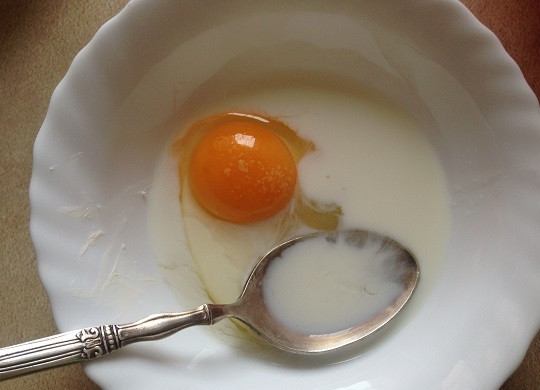 1. Этап. Печенье Уши Амана: 2. Отдельно смешаем молоко, яйцо и щепотку соли.