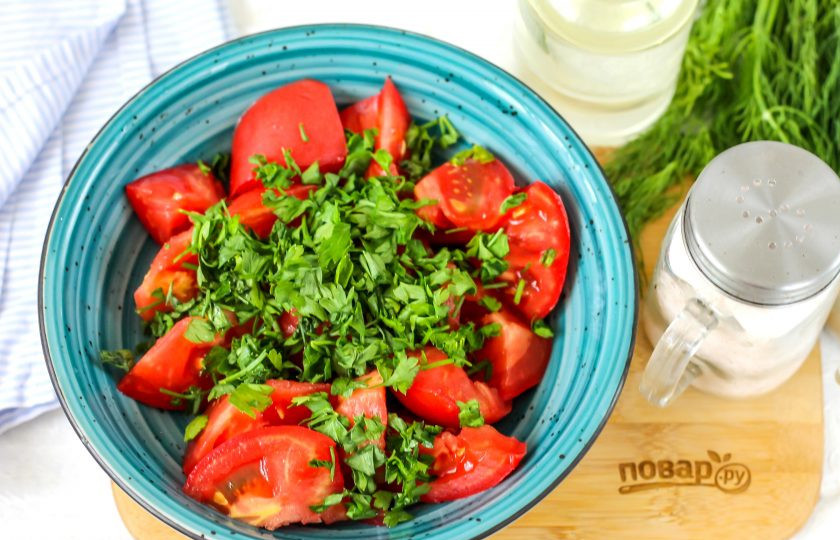 1. Этап. Лаззат: Промойте петрушку, измельчите и добавьте в емкость к помидорам.