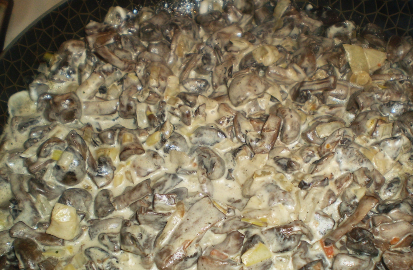 1. Этап. Вешенки жареные с луком и сметаной: 3. Немного потушим грибы с соусом на маленьком огне под крышкой. Когда все закипит, снимаем крышку, огонь увеличим и обжарим, пока излишки жидкости не уйдут.