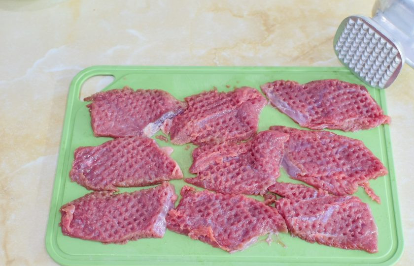 1. Этап. Телятина по-Орловски: Телятину нарежьте на кусочки и отбейте. Посыпьте солью и специями.