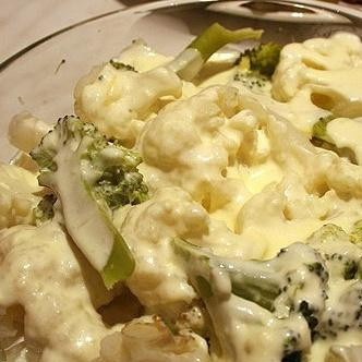 1. Этап. Капуста, запеченная под молочным соусом: 3. Выложить капусту в форму для выпечки, влить приготовленный соус и посыпать тертым сыром. Посыпать свежей зеленью при желании и подавать.