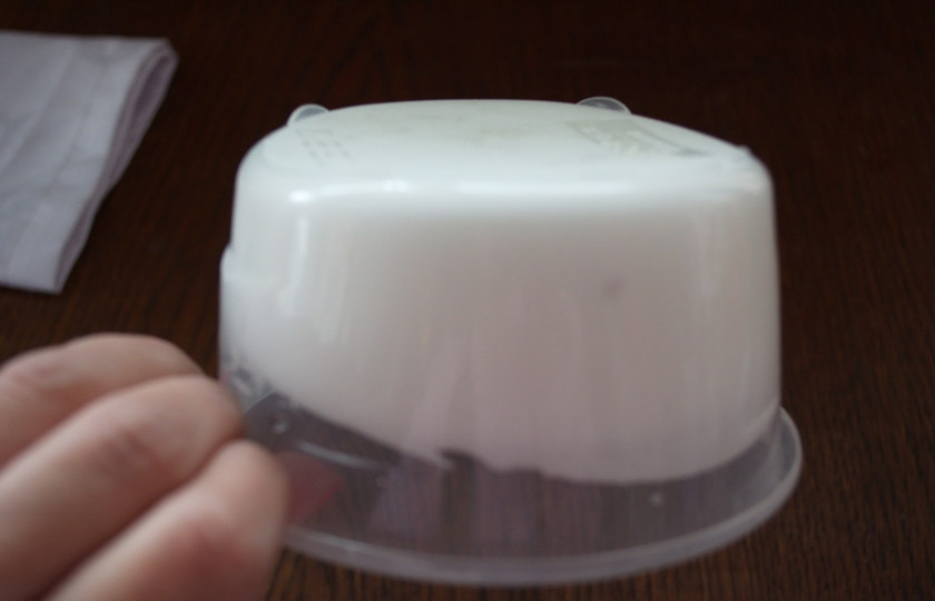 1. Этап. Глазурь на пасху: Переверните емкость с глазурью вверх. Она должна остаться и вообще не двигаться. Если она шевелится - или вы не правильно отделили белок (венчики и посуда были жирными) или не добили. Взбивайте еще. Глазурь будет готова за 3-4 минуты.