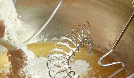 1. Этап. Капуста Бешамель: Сливочное масло растопить, смешать с мукой.