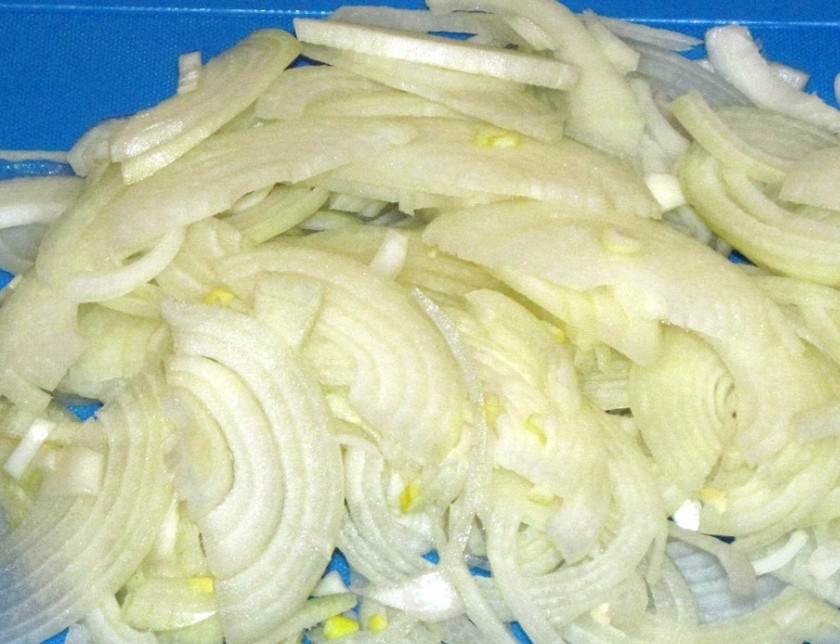 1. Этап. Салат с кальмарами и луком: Репчатый лук очищаем и нарезаем полукольцами. Кипятим воду и доливаем чайную ложку уксуса. Опускаем нарезанный лук в кипяток. Когда вода остынет, вытаскиваем лук.