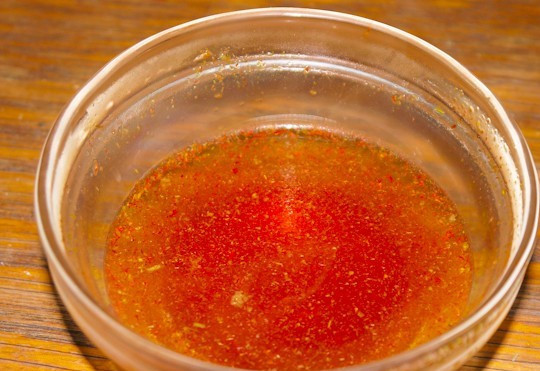 1. Этап. Плов азербайджанский с сухофруктами: Теперь заливаем смесь шафрана и соли небольшим количеством кипятка.