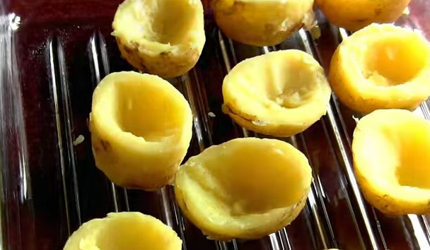 1. Этап. Картошка, фаршированная перепелиными яйцами: 3. Смажьте форму растительным маслом. Выложите подготовленный картофель.