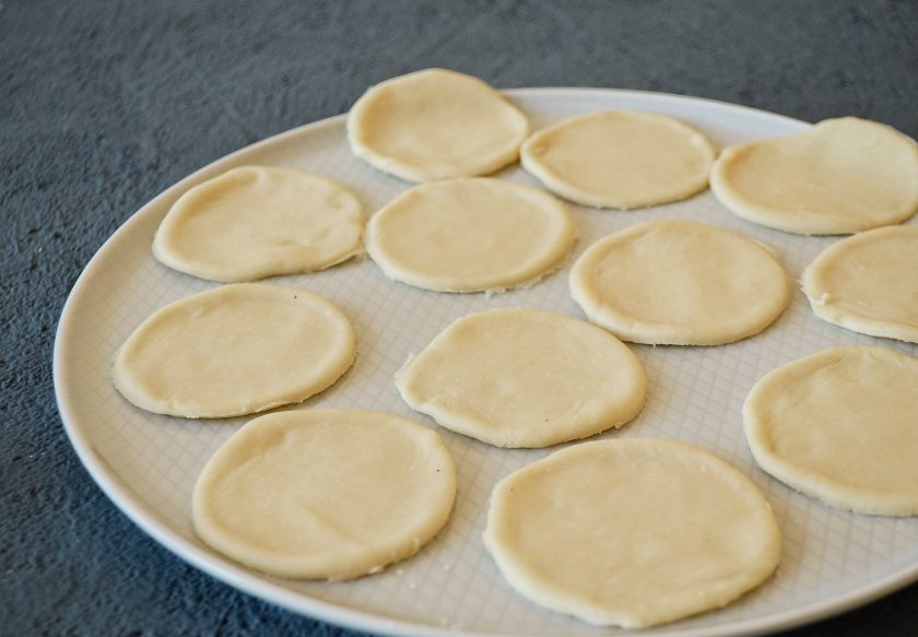 1. Этап. Вареники с тофу: Раскатайте тонко тесто и стаканом сделайте кружки.