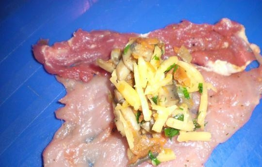 1. Этап. Картофельные котлеты из сырого картофеля: В каждый кусочек мяса уложите ложку начинки и заверните в котлету.