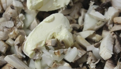 1. Этап. Жюльен из языка: Обжарьте шампиньоны и лук на сливочном масле, оставив половину масла для соуса.