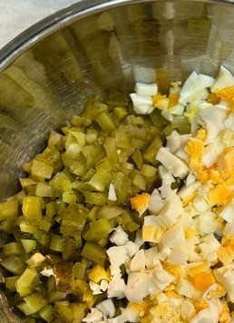 1. Этап. Салат Покоритель сердец: В глубокую емкость нарезать кубиком огурцы, яйца